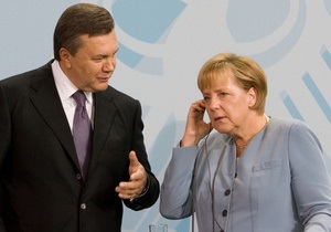 Янукович поздравил Меркель с Днем немецкого единства