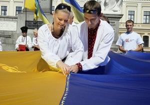 Самый большой государственный флаг Украины развернули сегодня в Днепропетровске