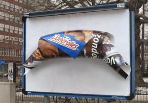 В Голландии рекламу скрутили в форме круассана