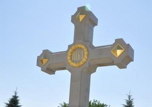 В Севастополе освятили самый большой в мире каменный крест