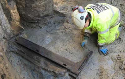 У Лондоні археологи знайшли римське поховальне ліжко