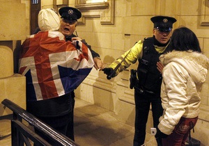 Спуск британского флага: в Белфасте протестанты устроили погромы. Пострадали 15 полицейских