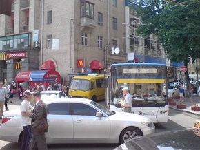 В центре Киева Lexus на полтора часа парализовал движение троллейбусов