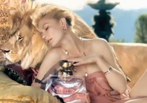 Кирстен Данст снялась в рекламе со львом, Кейт Мосс - с гигантским кроликом