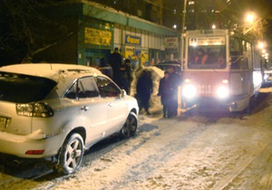 В Саратове прохожие разбили Lexus, мешавший движению трамваев
