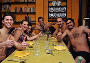 В Италии ресторан угощал бесплатным ужином клиентов в нижнем белье