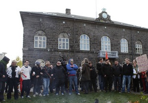 Восемь тысяч исландцев забросали парламент яйцами и помидорами