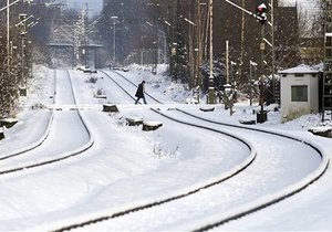 Сильные снегопады привели к транспортному коллапсу в Великобритании