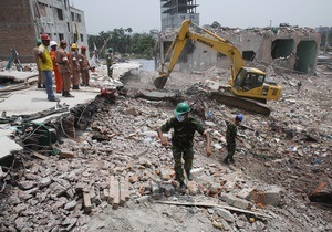 Обрушение дома в Бангладеш: спасатели извлекли из-под завалов уже более 900 тел погибших