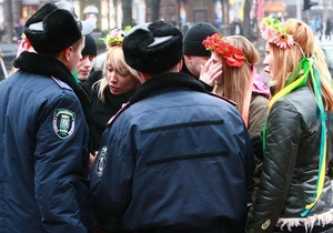 Free hugs: Милиция задержала одетую активистку FEMEN