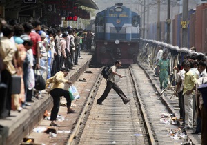 Два человека погибли и 15 ранены в давке на вокзале Нью-Дели