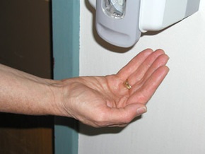 Британские зеки подрались, напившись геля для рук