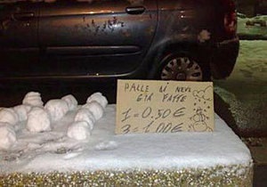 В Неаполе неизвестные пытались продать снежки