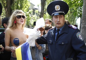 Милиция помешала активисткам FEMEN раздеться у стен посольства РФ в Киеве