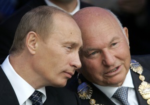 Путин похвалил Лужкова за возвращение из отпуска. В Кремле считают, что это надо было сделать раньше