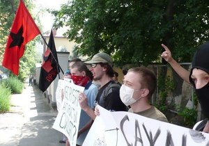 Перед консульством РФ в Киеве прошел митинг в поддержку участников разгрома мэрии Химок