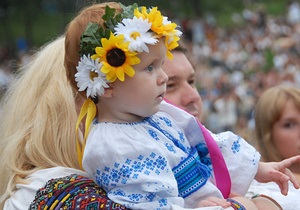 Жители Ивано-Франковска провели марш в вышиванках