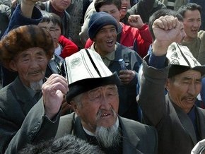 В Кыргызстане обязали граждан прикладывать руку к сердцу во время гимна