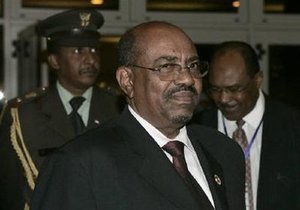 СМИ: В президента Судана бросили ботинок