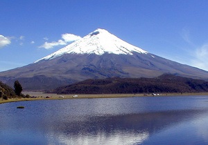 Президент Эквадора совершил восхождение на один из самых высоких активных вулканов мира