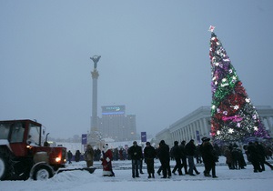 Новогоднюю елку в центре Киева начали демонтировать