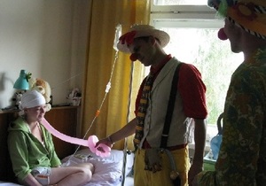 Во львовских больницах детей лечат смехом