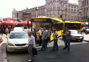 Автомобили армянских дипломатов спровоцировали пробку из троллейбусов в центре Киева