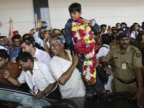 Индия встретила лауреатов Оскара гирляндами из живых цветов