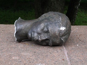 В Луцке неизвестные отбили голову памятнику Лесе Украинке