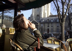 Суд Парижа разрешил курить на террасах кафе