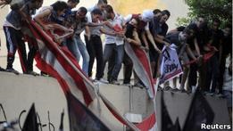 Разъяренная толпа сорвала флаг США у посольства в Каире
