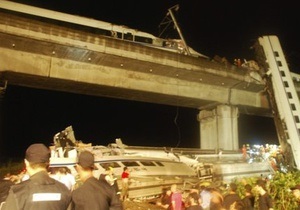 В Китае сорвались в реку вагоны скоростного поезда: погибли 11 человек
