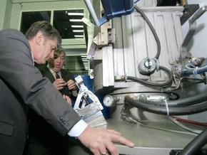 Ющенко увидел, как завод Квазар изготовляет солнечные батареи и микросхемы