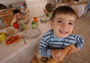 Власти до конца года рассчитаются за питание в детсадах Киева
