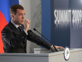 На саммите G-8 Медведеву подарили тестовый экземпляр международной валюты