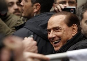 Берлускони прогулялся по центру Рима
