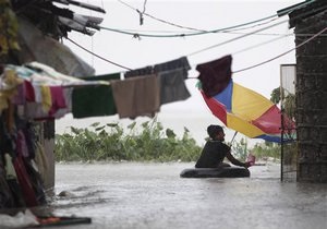 В Китае от тайфуна пострадали почти полмиллиона человек, десятки тысяч эвакуированы