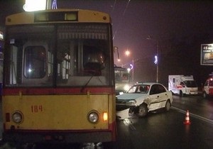 В Киеве троллейбус столкнулся с двумя автомобилями: госпитализированы два человека