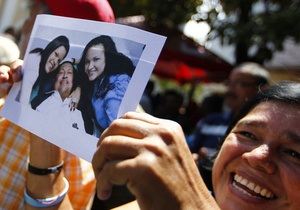 Чавес воодушевил сторонников возвращением с Кубы - Reuters