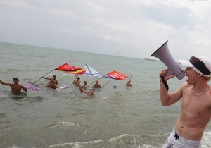 В Крыму молодежь устроила антинатовское купание