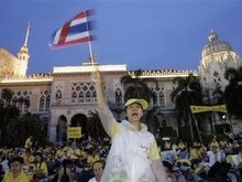 Таиландские полицейские попытались выдворить манифестантов из дворца правительства