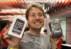 В Нью-Йорке бесплатные iPhone 3 смели с прилавков за несколько дней