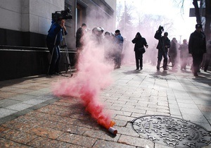 Захарченко призвал политсилы не нанимать людей на митинги