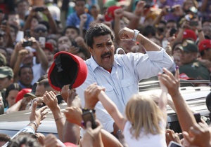 На выборах в Венесуэле Мадуро поприветствовал избирателей с крыши автомобиля