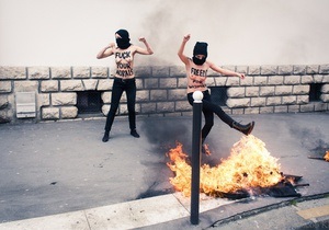  Топлес-джихад  FEMEN стартовал в Париже сожжением флага салафитов