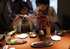 Привычка делиться фотографиями своей еды в соцсетях может свидетельствовать о психологических проблемах