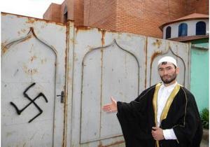 В Харькове осквернили мечеть оскорбительными надписями, а в Сумах - фашистской свастикой