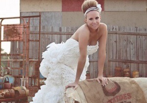В США выбрали лучшее свадебное платье из туалетной бумаги