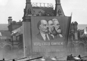 Русская служба Би-би-си: Двое мужчин в одной ванне - пропаганда коммунизма