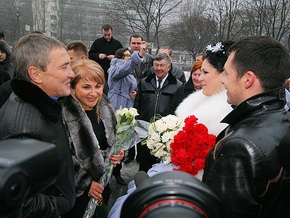 Черновецкий встретился с молодоженами возле памятника Гонгадзе